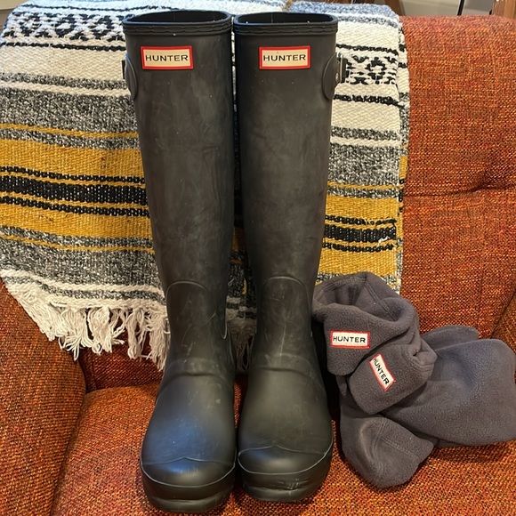 Hunter Original Tall Rain boots in matte black Size 8 with gray boot warmers. - Picture 4 of 6